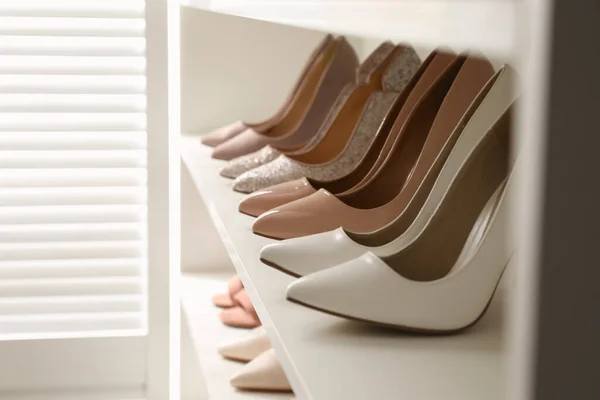 ドレッシングルームの棚ユニット上の異なるスタイリッシュな女性の靴 — ストック写真
