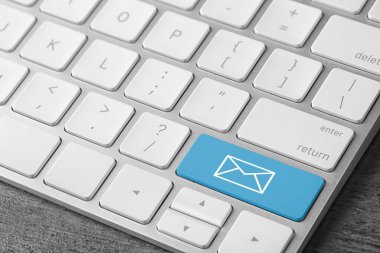 Üzerinde zarf işareti olan modern bilgisayar klavyesi, yakın çekim görüntüsü. E- posta gönderiliyor
