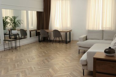 Parke döşemeli ve şık mobilyalı modern oturma odası.