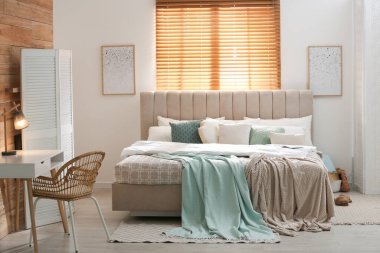 Büyük, rahat bir yatağı olan şık bir oda.