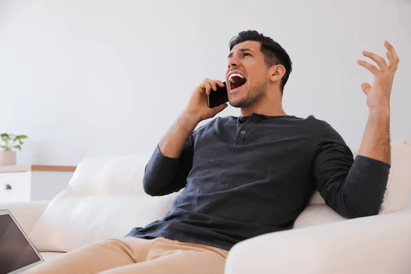 Homem Emocional Com Smartphone Laptop Casa — Fotografia de Stock