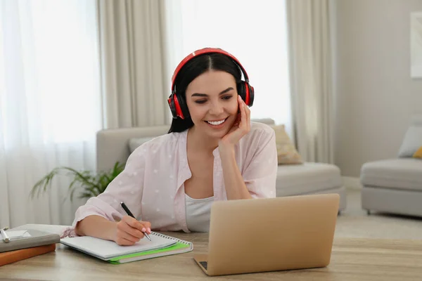 Mujer Joven Tomando Notas Durante Webinar Línea Mesa Interior — Foto de Stock