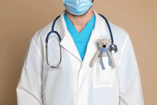 小児科医とともにおもちゃクマと聴診器でベージュ背景 クローズアップ — ストック写真
