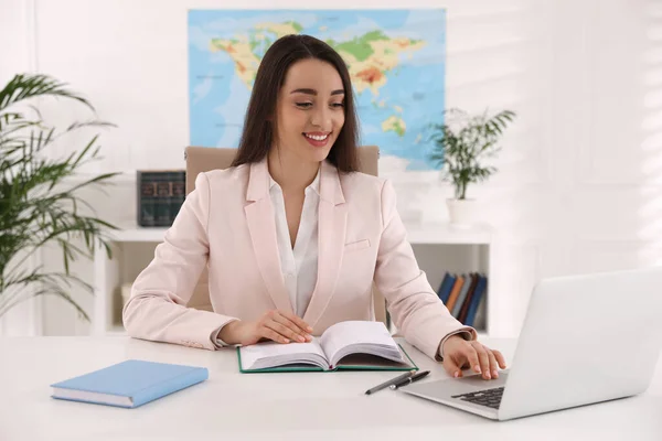 Happy Manager Werkt Met Laptop Aan Bureau Reisbureau — Stockfoto