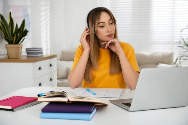 Jonge Vrouw Kijken Webinar Aan Tafel Kamer — Stockfoto