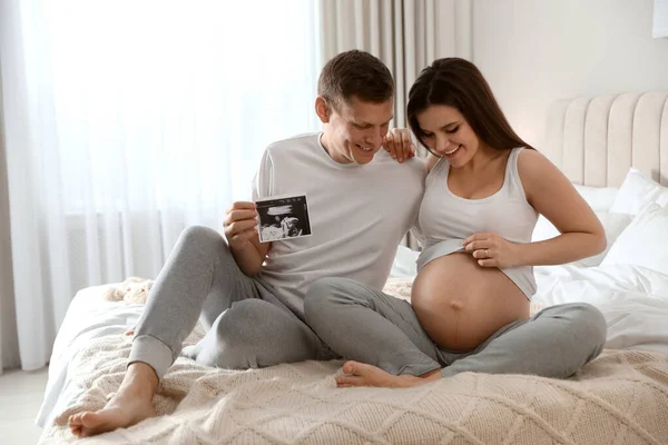 Genç Hamile Kadın Kocası Ellerinde Bebeğin Ultrason Fotoğrafı Var — Stok fotoğraf