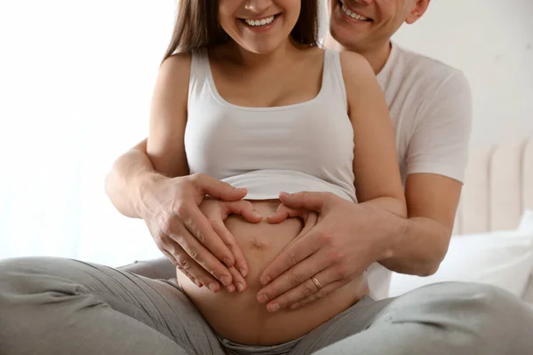 Mujer Embarazada Joven Con Marido Interior Primer Plano —  Fotos de Stock