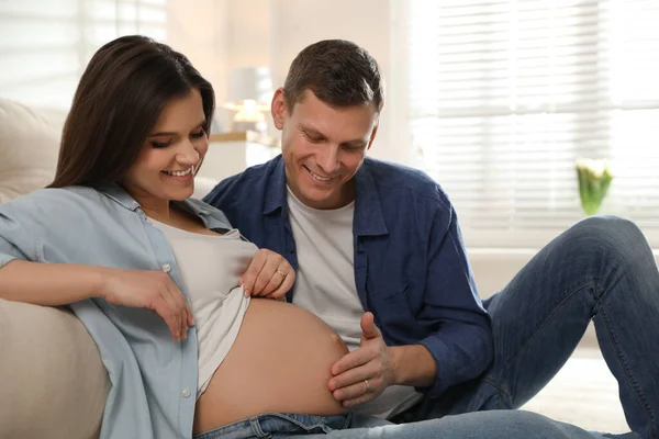 Mladá Těhotná Žena Svým Manželem Doma — Stock fotografie