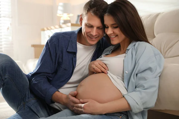 Young Pregnant Woman Her Husband Home — Stock Photo, Image