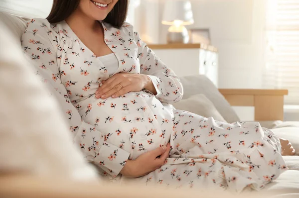 Giovane Donna Incinta Seduta Sul Divano Casa Primo Piano — Foto Stock