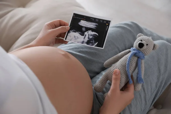 Młoda Kobieta Ciąży Usg Dziecka Zabawki Niedźwiedź Wewnątrz Zbliżenie — Zdjęcie stockowe