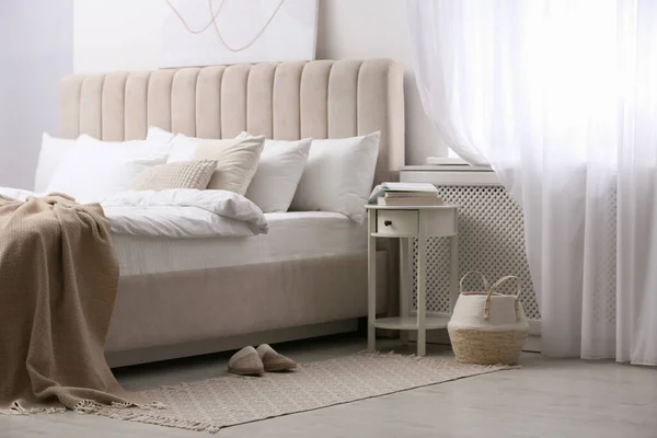 Elegante Kamer Interieur Met Groot Comfortabel Bed — Stockfoto