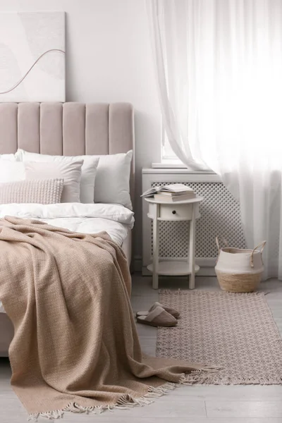 Elegantes Interieur Mit Großem Bequemen Bett — Stockfoto
