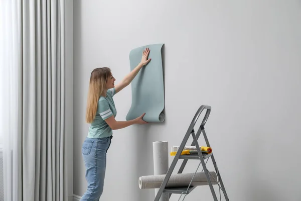 Vrouw Opknoping Stijlvolle Muur Papier Blad Binnen — Stockfoto