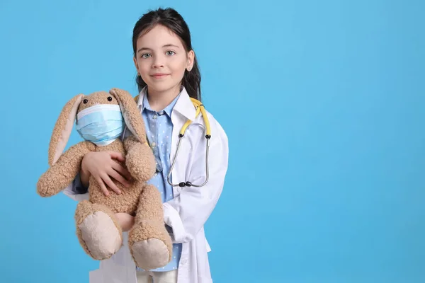 Маленькая Девочка Стетоскопом Игрушечным Кроликом Одета Доктор Светло Голубом Фоне — стоковое фото