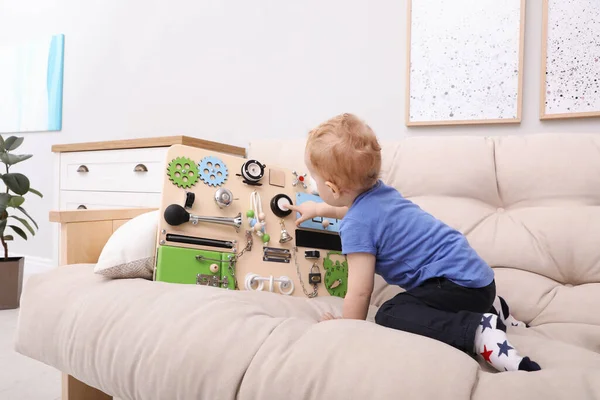 Roztomilý Malý Chlapec Hraje Obsazenou Desku Pohovce Doma — Stock fotografie