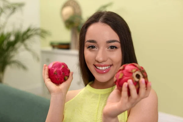 自宅で新鮮なピターヤを持つ若い女性 エキゾチックな果物 — ストック写真