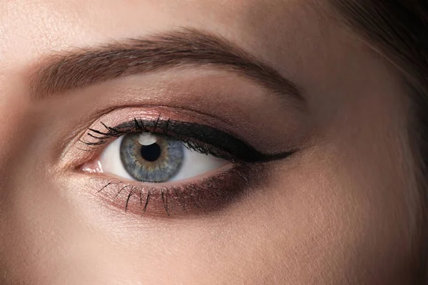 Schöne Frau Mit Schwarzem Eyeliner Nahaufnahme — Stockfoto