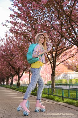 Genç kadın buz pateni yapıyor bahar parkında