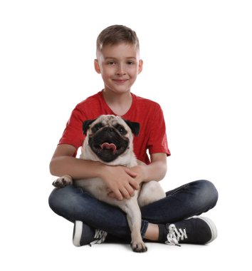 Beyaz arka planda sevimli köpekleri olan bir çocuk.