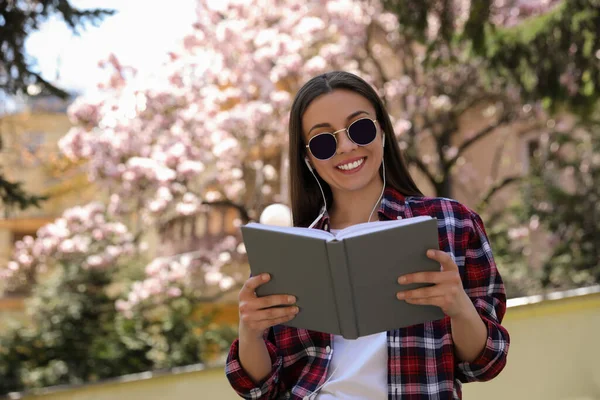 Joyeux Livre Lecture Jeune Femme Dans Parc — Photo