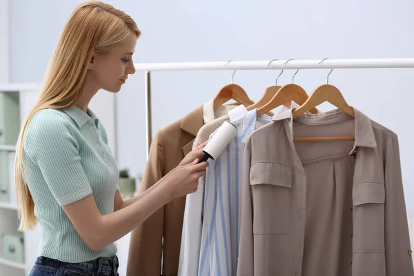 Mujer Joven Limpiando Ropa Con Rodillo Pelusa Interior — Foto de Stock