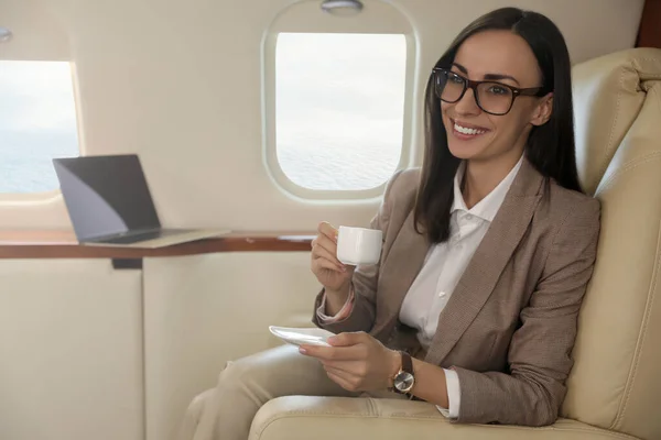 Empresária Com Xícara Café Avião Durante Voo — Fotografia de Stock
