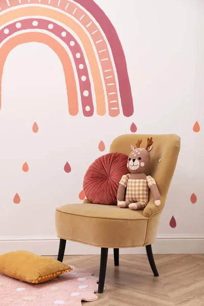 儿童房室内有舒适的扶手椅 玩具和白墙上的绘画 时尚的设计 — 图库照片
