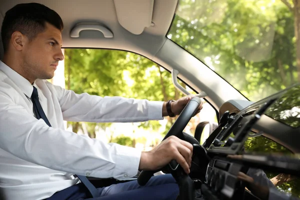 Hombre Guapo Conduciendo Moderno Coche Lujo —  Fotos de Stock