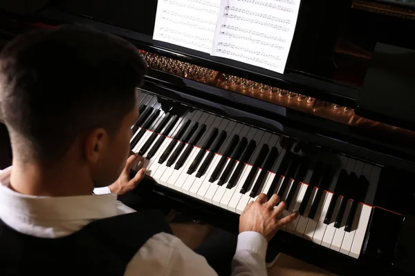 Homem Tocar Piano Acima Vista Músico Talentoso — Fotografia de Stock