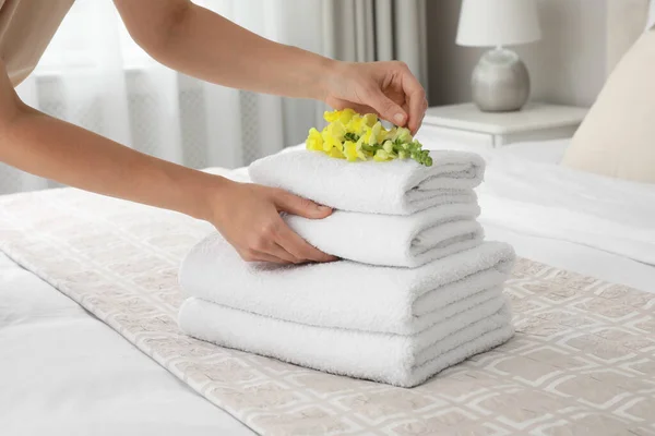 Woman Putting Flower Fresh Towels Room Closeup — Stock Photo, Image