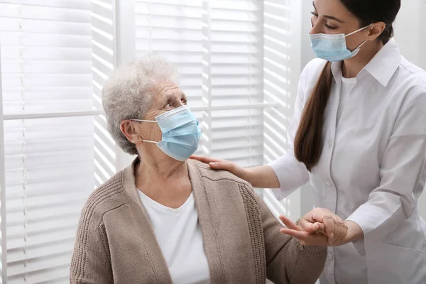 Médecin Prenant Soin Femme Âgée Avec Masque Protection Maison Soins — Photo