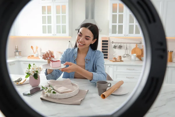 Blogger Mit Tortenaufnahme Video Der Heimischen Küche Blick Durch Ringlampe — Stockfoto
