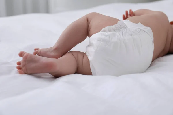 Bambino Piccolo Pannolino Sul Letto Primo Piano — Foto Stock