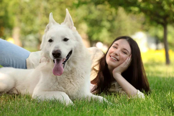 Menina Adolescente Deitada Com Seu Cão Pastor Suíço Branco Grama — Fotografia de Stock