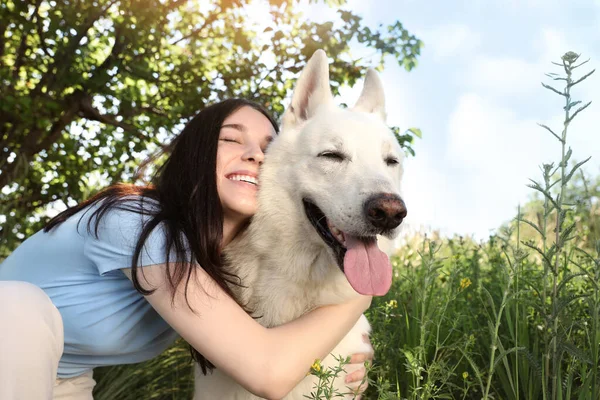 Adolescente Menina Abraçando Seu Cão Pastor Suíço Branco Parque — Fotografia de Stock
