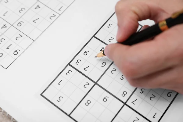 Homme Écrivant Des Nombres Dans Grille Puzzle Sudoku Gros Plan — Photo