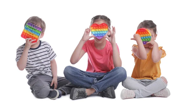 Pequeños Niños Con Juguetes Pop Fidget Sobre Fondo Blanco — Foto de Stock
