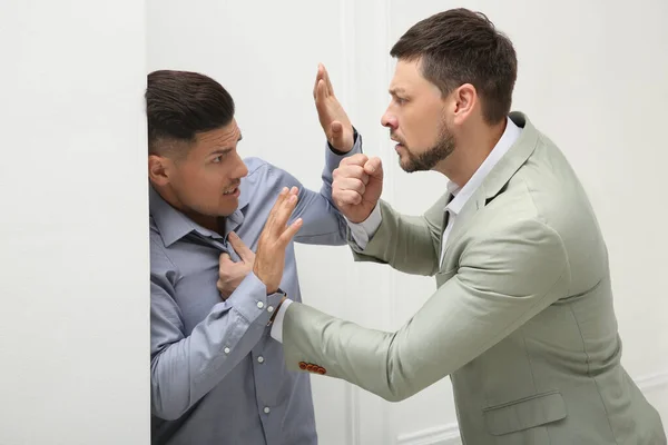 Colleghi Emotivi Che Combattono Carica Conflitto Sul Posto Lavoro — Foto Stock