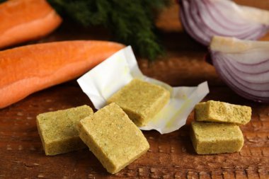 Bouillon küpleri ve ahşap masada çorba için diğer malzemeler, yakın plan.