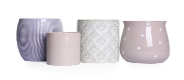 Beyaz arkaplanda farklı seramik saksılar