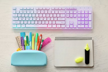 Beyaz ahşap masa üzerinde modern RGB klavyesi ile düz konum