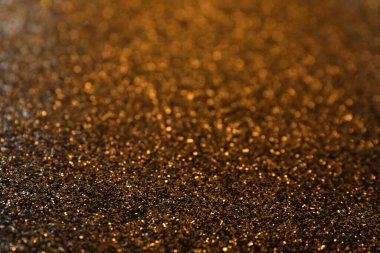 Arkaplan olarak parlak bronz parıltı. Bokeh etkisi