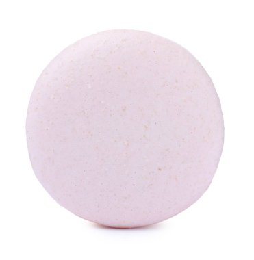 Beyaz üzerine izole edilmiş pembe badem kurabiyesi. Tatlı nefis.
