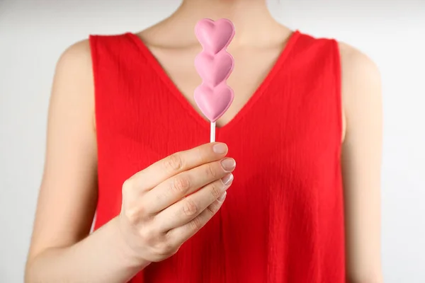 Mulher Segurando Pirulito Forma Coração Feito Chocolate Fundo Cinza Claro — Fotografia de Stock