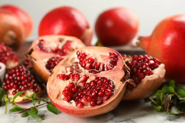 Heerlijke Rijpe Granaatappels Witte Tafel Close — Stockfoto