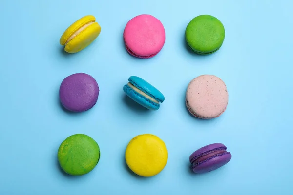 Deliciosos Macarons Coloridos Fundo Azul Claro Flat Lay — Fotografia de Stock