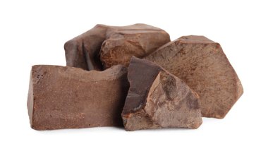 Beyaz arka planda lezzetli çikolata parçaları