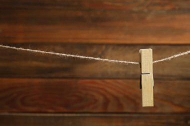 Ahşap arka planda ipte mandal var. Metin için boşluk