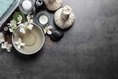 Yasemin esanslı güzel bir spa kompozisyonu ve gri masa üzerinde taze çiçekler. Metin için boşluk